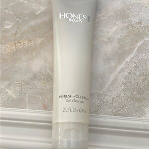 Refreshingly Clean Gel Cleanser - White